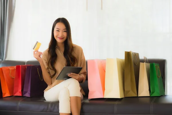 Портрет Красивая Молодая Азиатская Женщина Онлайн Покупки Кредитной Картой Смартфоном — стоковое фото