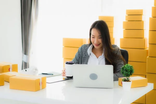 Portret Mooie Jonge Aziatische Zakenvrouw Werk Vanuit Huis Met Laptop — Stockfoto