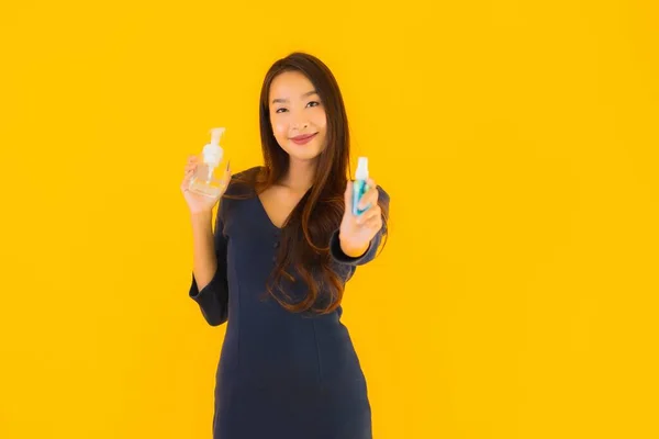 Retrato Hermosa Mujer Asiática Joven Con Gel Alcohol Spray Para —  Fotos de Stock