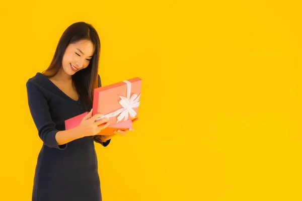 Ritratto Bella Giovane Donna Asiatica Con Giftbox Sfondo Giallo Isolato — Foto Stock