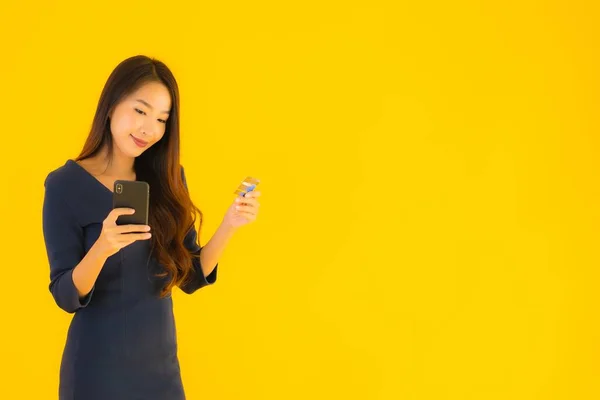 Retrato Hermosa Mujer Asiática Joven Con Teléfono Móvil Inteligente Teléfono — Foto de Stock