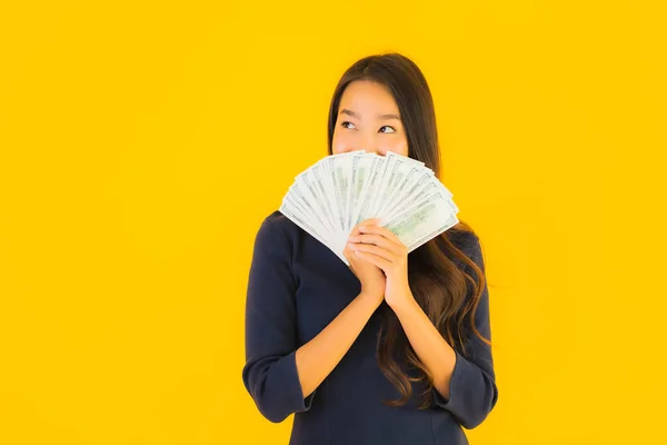Portret Mooie Jonge Aziatische Vrouw Met Geld Geld Geel Geïsoleerde — Stockfoto