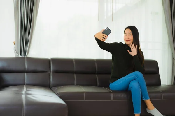 Portrett Vakker Ung Asiatisk Kvinne Bruker Smarttelefon Eller Mobiltelefon Sofaen – stockfoto