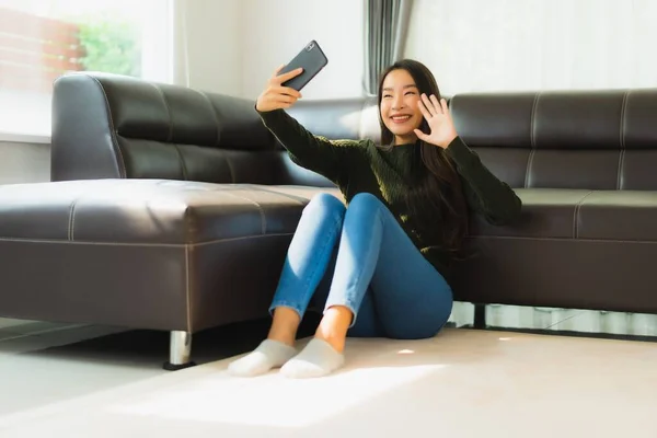 Retrato Hermosa Joven Mujer Asiática Uso Teléfono Móvil Inteligente Con — Foto de Stock