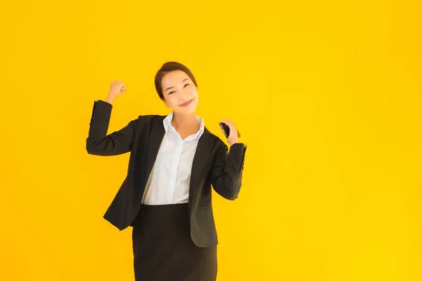 Portret Mooie Jonge Business Aziatische Vrouw Met Slimme Mobiele Telefoon — Stockfoto