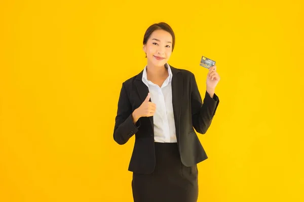 Retrato Bonito Jovem Negócio Asiático Mulher Com Cartão Crédito Amarelo — Fotografia de Stock