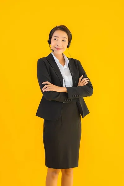 Porträtt Vackra Unga Företag Asiatisk Kvinna Med Hörlurar Eller Headset — Stockfoto