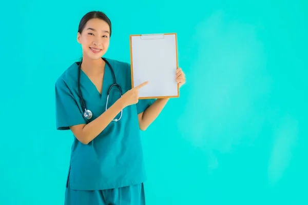 Retrato Hermosa Joven Asiática Médico Mujer Con Tablero Papel Vacío — Foto de Stock