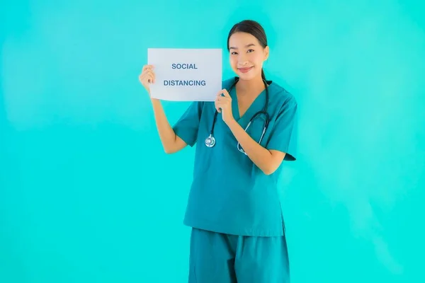 Retrato Bonito Jovem Asiático Médico Mulher Mostrar Sinal Com Social — Fotografia de Stock