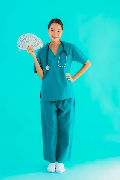 아름다운 아시아 의의사 현금을 — 스톡 사진