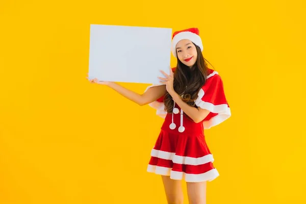Portré Gyönyörű Fiatal Ázsiai Karácsonyi Ruhák Kalap Mosoly Üres Fehér — Stock Fotó