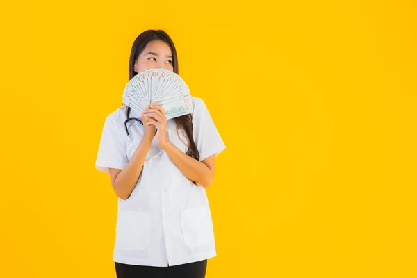 Retrato Hermosa Joven Asiática Médico Mujer Con Montón Dinero Efectivo —  Fotos de Stock