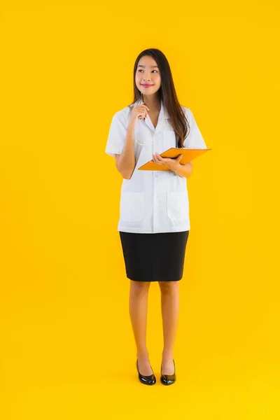 Portrait Belle Jeune Asiatique Médecin Femme Avec Tableau Blanc Vide — Photo