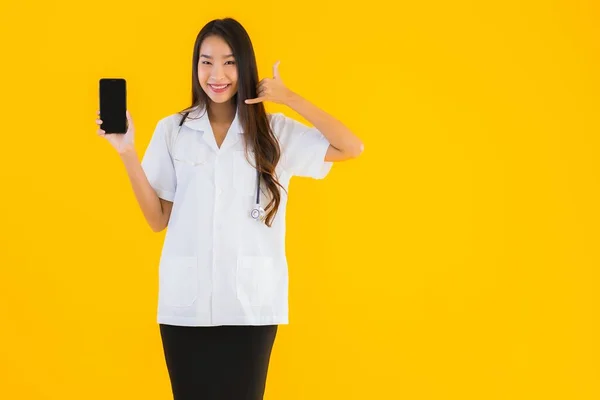 Porträtt Vackra Unga Asiatiska Läkare Kvinna Använder Smart Mobiltelefon Gul — Stockfoto