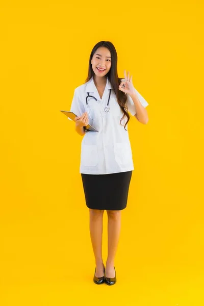 Πορτρέτο Όμορφη Νεαρή Ασιάτισσα Γιατρός Γυναίκα Χρήση Έξυπνη Συσκευή Tablet — Φωτογραφία Αρχείου