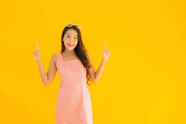 Porträtt Vacker Ung Asiatisk Kvinna Leende Glad Gul Isolerad Bakgrund — Stockfoto