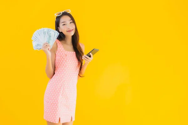 Portré Gyönyörű Fiatal Ázsiai Mutat Sok Készpénz Pénz Mobil Okostelefon — Stock Fotó