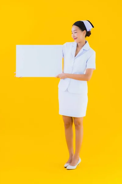 Retrato Bonito Jovem Asiático Mulher Tailandês Enfermeira Mostrar Vazio Branco — Fotografia de Stock