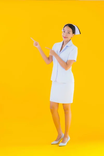 Πορτρέτο Όμορφη Νεαρή Ασιατική Thai Νοσοκόμα Πολλές Εργασίες Δράσης Για — Φωτογραφία Αρχείου