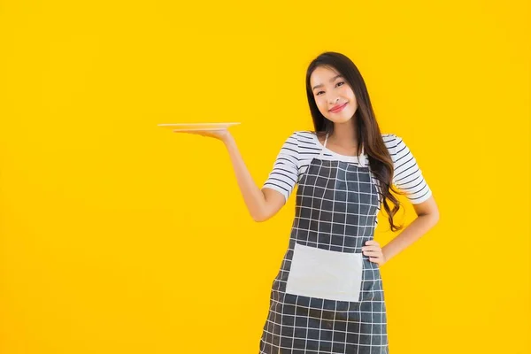 Retrato Bonito Jovem Asiático Mulher Com Branco Prato Placa Amarelo — Fotografia de Stock