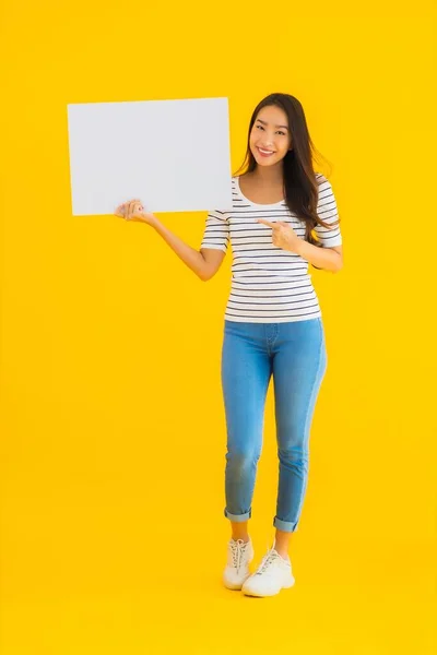 Retrato Bonito Jovem Asiático Mulher Mostrar Vazio Branco Cartaz Sinal — Fotografia de Stock