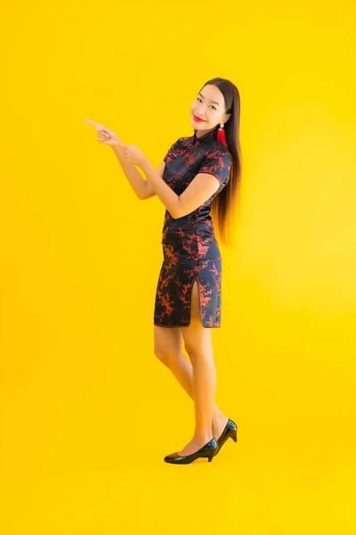 Portrait Belle Jeune Femme Asiatique Porter Robe Chinoise Avec Action — Photo