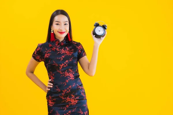 Porträtt Vacker Ung Asiatisk Kvinna Bära Kinesisk Klänning Visa Klocka — Stockfoto
