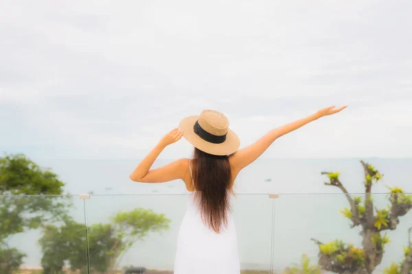 Portriat Bella Giovane Donna Asiatica Sorriso Felice Intorno Balcone Con — Foto Stock