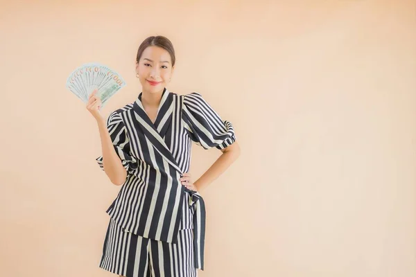 Retrato Hermosa Joven Asiática Mujer Con Dinero Efectivo Dinero Sobre — Foto de Stock