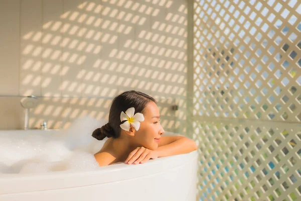 Portrét Mladá Asijská Žena Relax Dát Koupel Vaně Pro Lázeňský — Stock fotografie