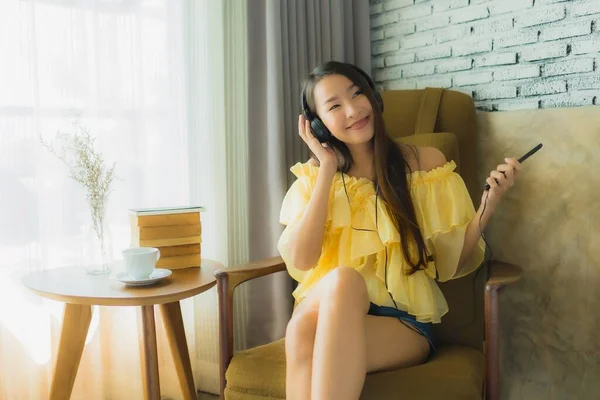 Πορτρέτο Νεαρή Ασιάτισσα Κάθεται Στην Καρέκλα Ακούσετε Μουσική Κινητό Τηλέφωνο — Φωτογραφία Αρχείου