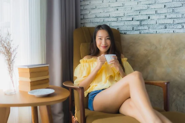 Portret Młoda Azjatka Siedzieć Kanapie Krzesło Czytać Książkę Filiżanką Kawy — Zdjęcie stockowe
