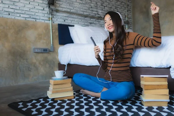Genç Asyalı Bir Kadın Yatak Odasındaki Kahve Fincanı Kitap Etrafında — Stok fotoğraf