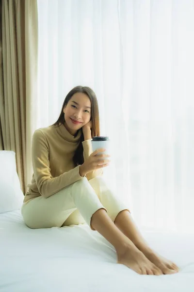 Joven Mujer Asiática Con Taza Café Cama Interior Del Dormitorio —  Fotos de Stock