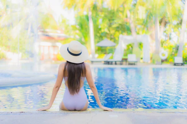 Retrato Hermosa Joven Asiático Mujeres Feliz Sonrisa Relajarse Alrededor Piscina —  Fotos de Stock