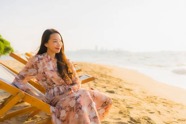 아름다운 아시아인 여인들이 웃으며 야자수를 두르고 편하게 웃는다 — 스톡 사진