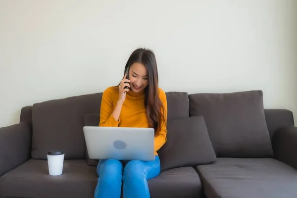 Retrato Joven Mujer Asiática Usando Portátil Portátil Cuaderno Notas Con — Foto de Stock