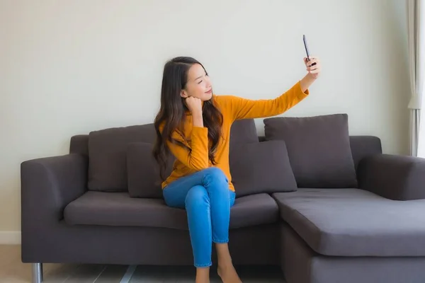 Retrato Joven Mujer Asiática Utilizando Teléfono Móvil Inteligente Sofá Con — Foto de Stock