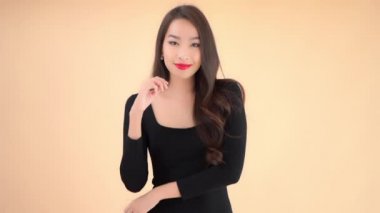 Sarıda izole edilmiş güzel genç Asyalı kadının yakın çekim görüntüleri.