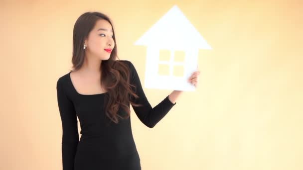 Plan Rapproché Belle Jeune Femme Asiatique Avec Maison Panneau Carton — Video