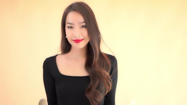 Close Imagens Bela Jovem Mulher Asiática Isolado Amarelo — Vídeo de Stock