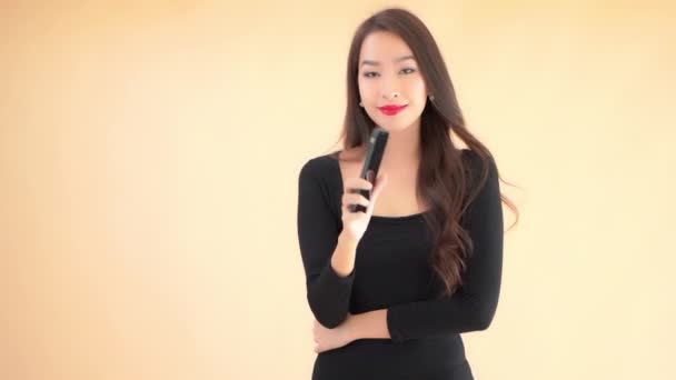 Κοντινό Πλάνο Όμορφη Νεαρή Ασιάτισσα Χρησιμοποιεί Smartphone Απομονωμένο Στο Κίτρινο — Αρχείο Βίντεο