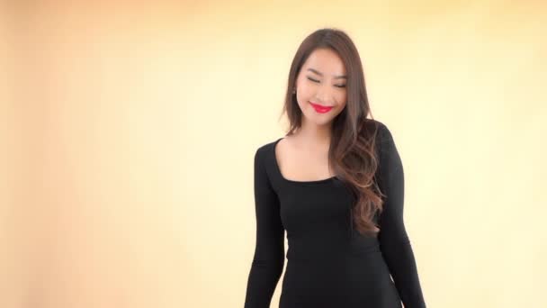 Zbliżenie Materiał Piękny Młody Azji Kobieta Izolowane Żółty — Wideo stockowe