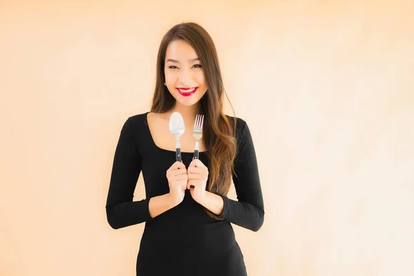 Porträtt Vacker Ung Asiatisk Kvinna Med Sked Och Gaffel Redo — Stockfoto
