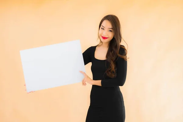 Portret Mooie Jonge Aziatische Vrouw Tonen Leeg Wit Billboard Kleur — Stockfoto