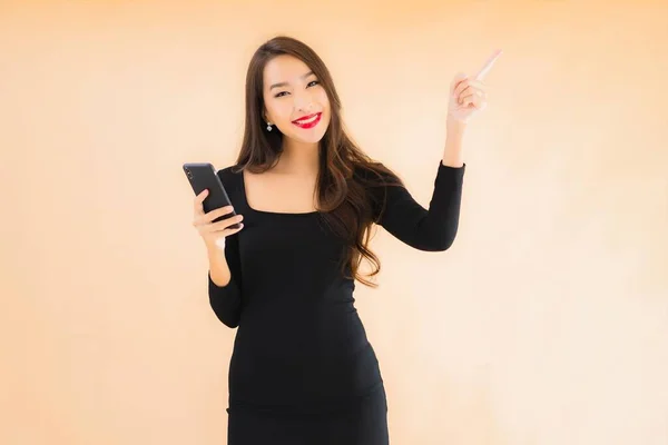 Retrato Hermosa Joven Asiática Mujer Sonrisa Feliz Uso Inteligente Móvil — Foto de Stock