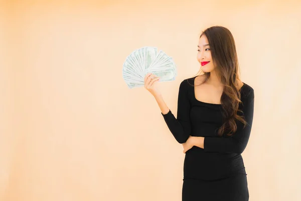 아름다운 아시아 여성의 초상화는 고립된 배경에서 현금으로 행복하게 웃는다 — 스톡 사진
