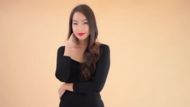 Sarıda izole edilmiş güzel genç Asyalı kadının yakın çekim görüntüleri.