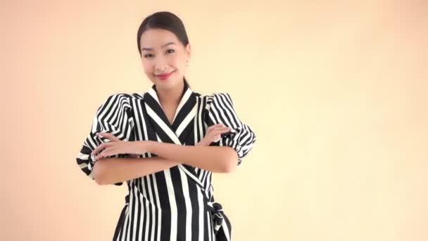 Plan Rapproché Belle Jeune Femme Asiatique Costume Rayé Isolé Sur — Video