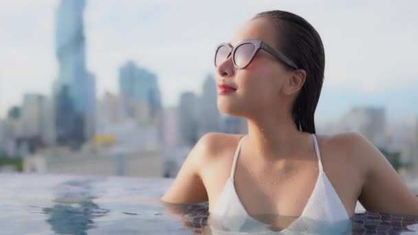 Retrato Jovem Asiático Mulher Relaxante Torno Piscina Hotel Resort — Vídeo de Stock